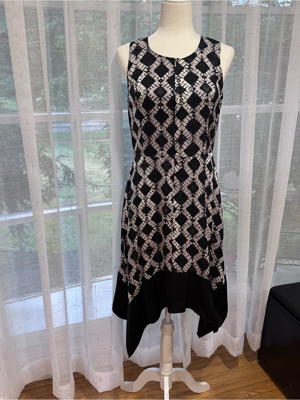 Donna Karan Women’s Black and White Geometric Handkerchief-Hem Dress Size 6